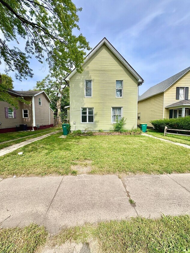 Primary Photo - 206 E 6th St