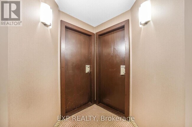 Building Photo - 7250-7250 Yonge St