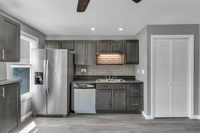 Building Photo - 34 Locke St