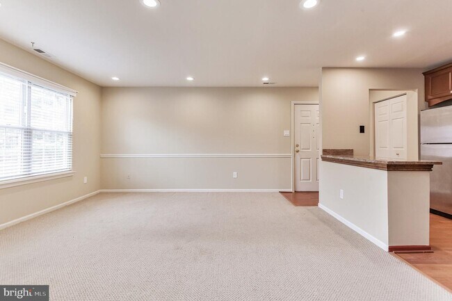 Building Photo - 806 Diamond Dr