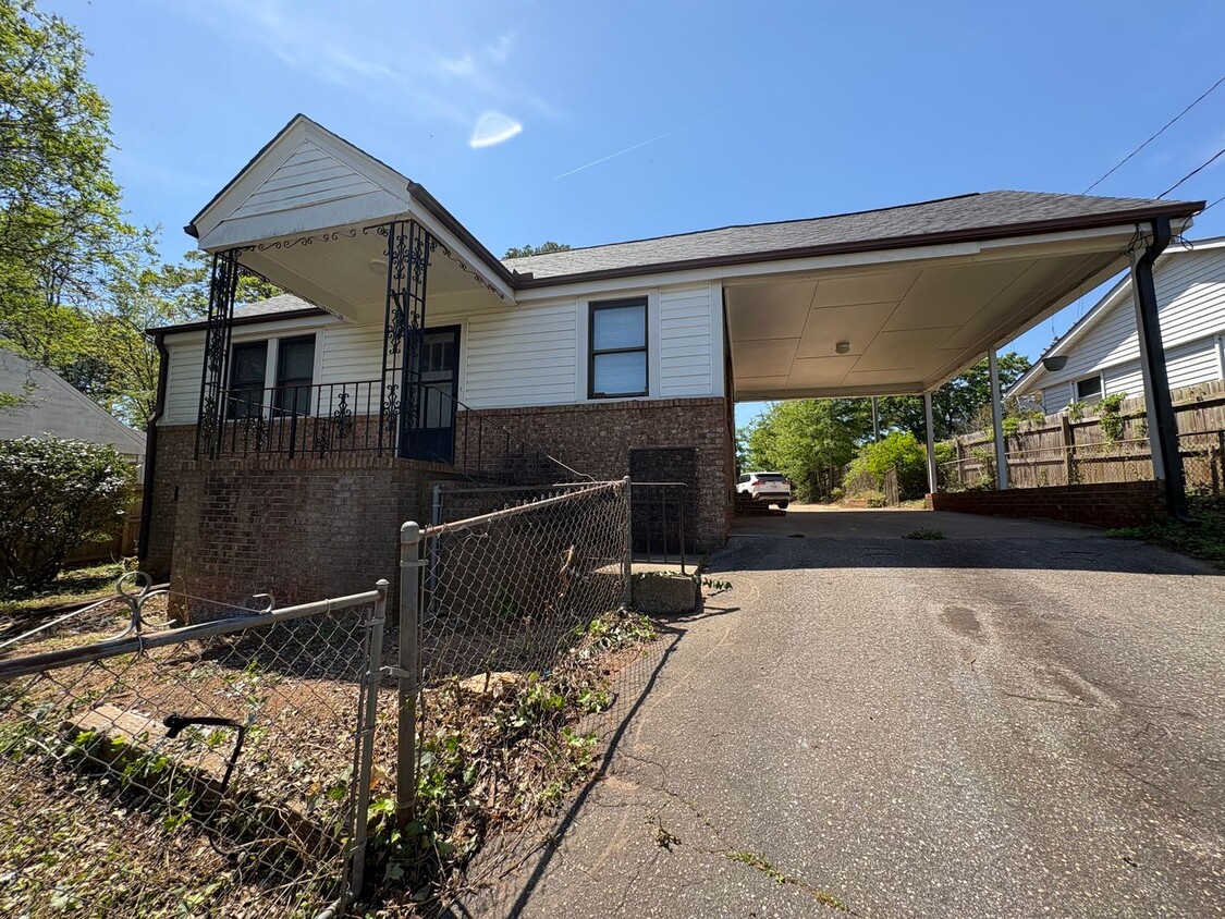 3 Bedroom 2 Bath Home Near Augusta Road !!! Freshly Renovated - 3 Bedroom 2 Bath Home Near Augusta Road !!! Freshly Renovated