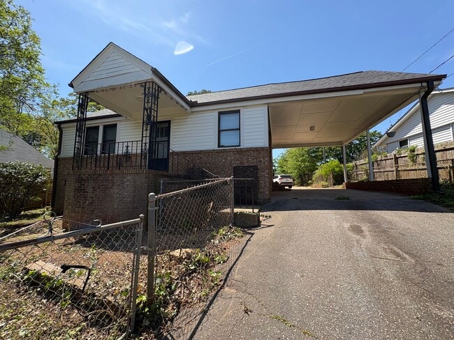 3 Bedroom 2 Bath Home Near Augusta Road !!! Freshly Renovated - 3 Bedroom 2 Bath Home Near Augusta Road !!! Freshly Renovated