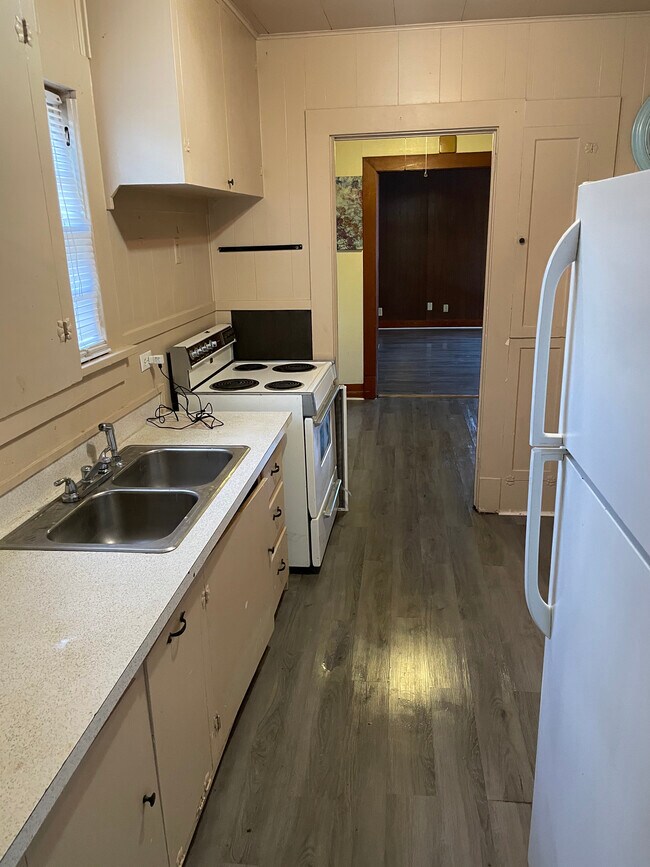 Kitchen - 212 N McKown Ave