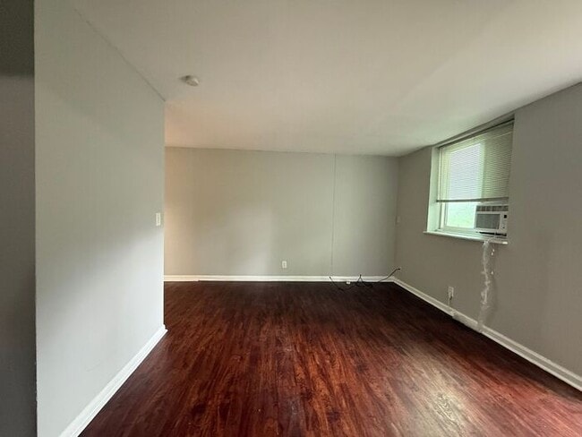 Foto del edificio - 2 Bed / 1 Bath apartment in triplex 2nd Av...