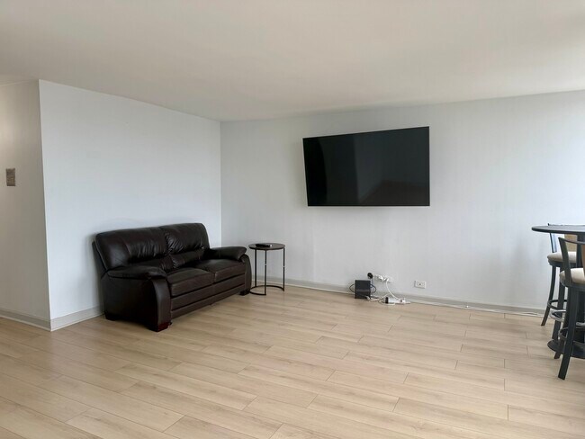 Foto del edificio - 655 W Irving Park Rd