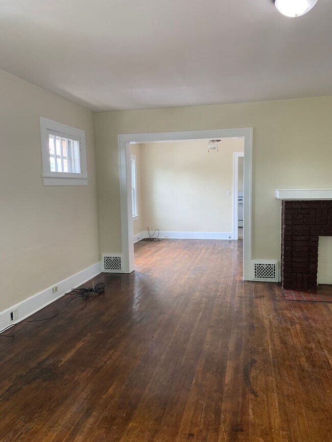 Building Photo - 1/2 off 1st Months Rent!