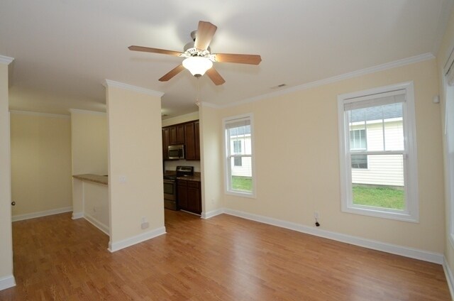 Building Photo - Beautiful 2-story home