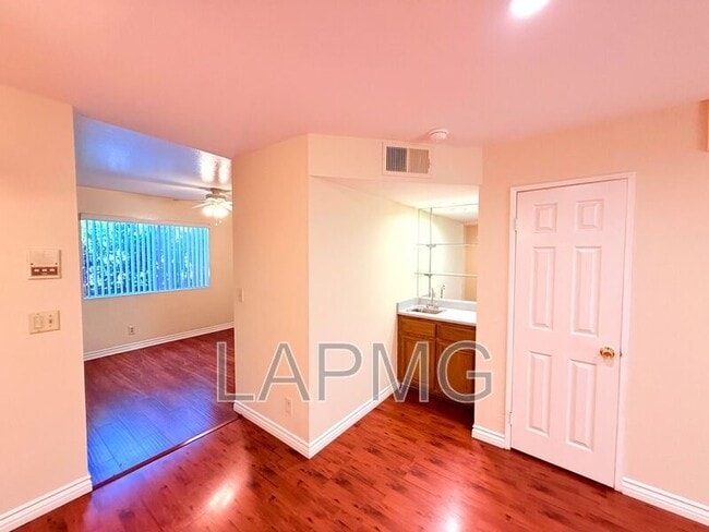 Building Photo - 12251 Moorpark St