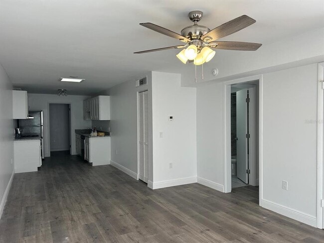 Foto del edificio - 2727 W Oak Ridge Rd