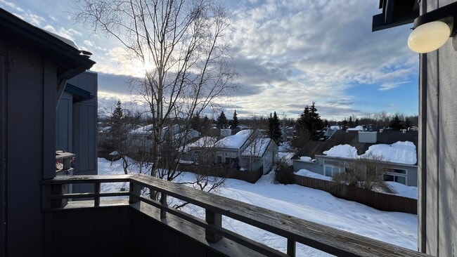 Foto del edificio - Spacious 2 Bedroom Condo in Eastridge! Carport Parking, Mountain View Balcony!
