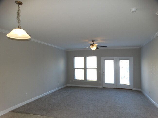 Building Photo - 5 bed 3.5 bath