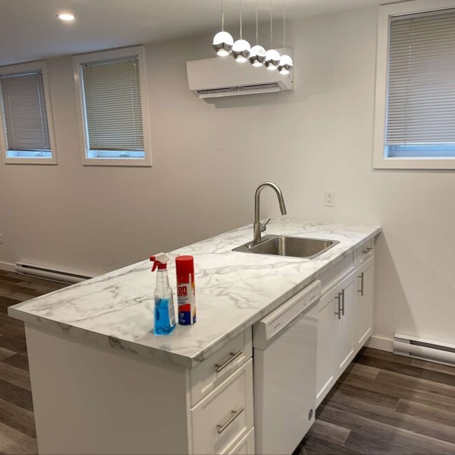 Building Photo - 84 Dufferin Ave