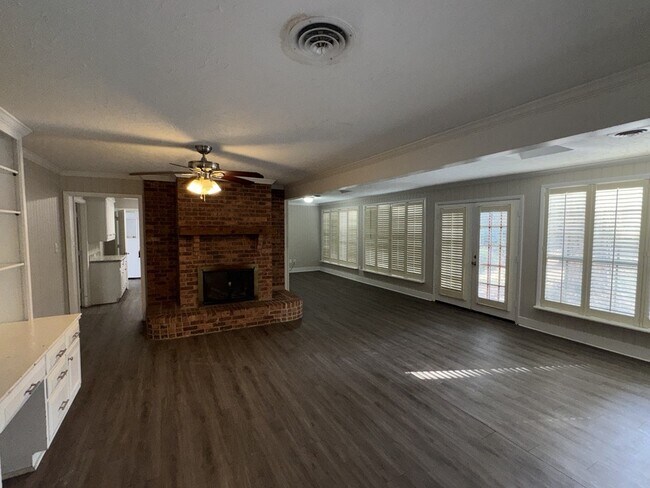 Foto del edificio - 827 Briarwood Dr