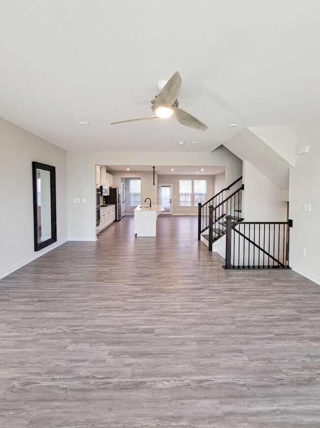 Foto del edificio - Short Term Lease-Gorgeous 3-Level Townhome...