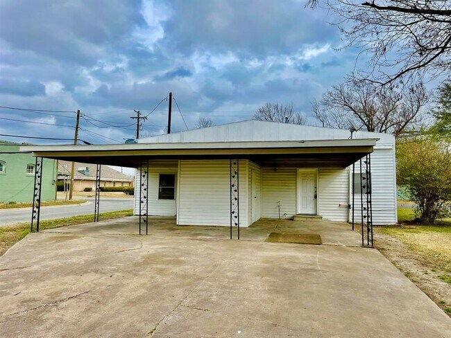 Building Photo - 1700 S Travis St