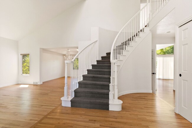 Building Photo - Spectacular and Spacious 5 Bedroom in Sout...