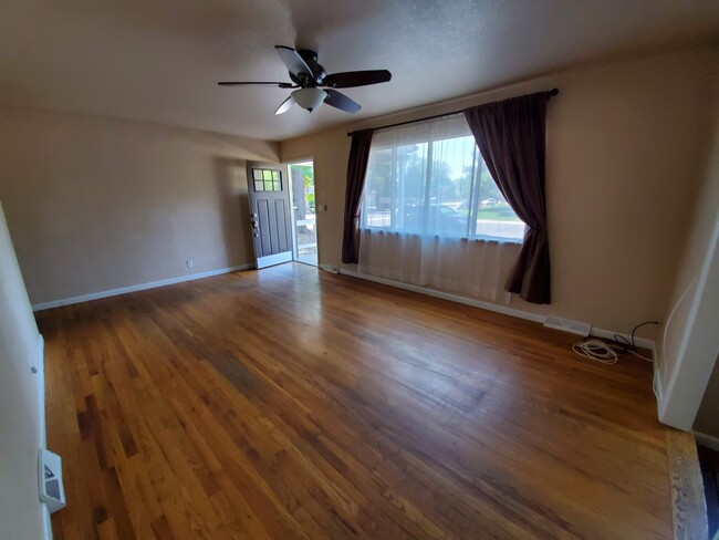 Upstairs living room - 1500 W Lake St