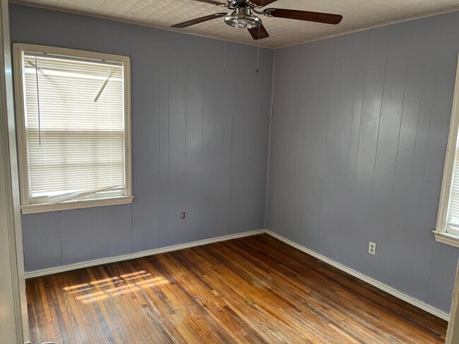 Building Photo - 101 N Uvalde Ave