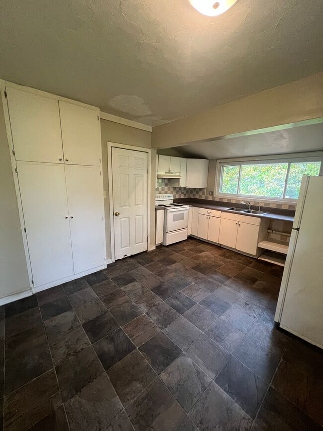 Building Photo - Spacious 2 Bedroom Southside Holland
