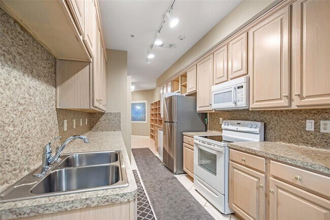 Building Photo - 2803 Kings Crossing Dr