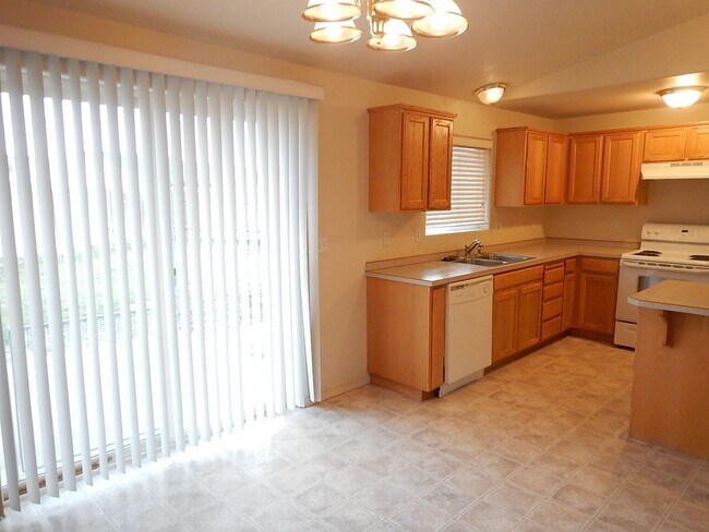 Foto del edificio - 3 Bedroom, 2 Bathroom North of Prineville - Fenced Back Yard - Available soon!