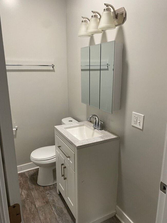 Building Photo - Spacious south side 5 bedroom beauty