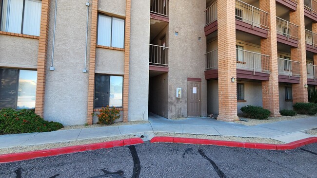 Building Photo - 2 Bedroom in the El Tovar Condominiums Nea...