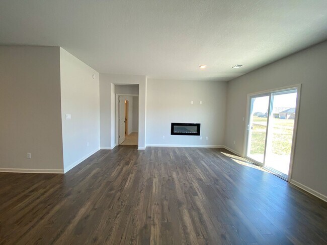 Foto del edificio - 4 bed 2 bath home built in 2023 in Somerville