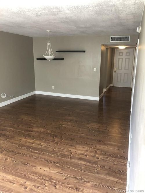Foto del edificio - 1530 NE 191st St