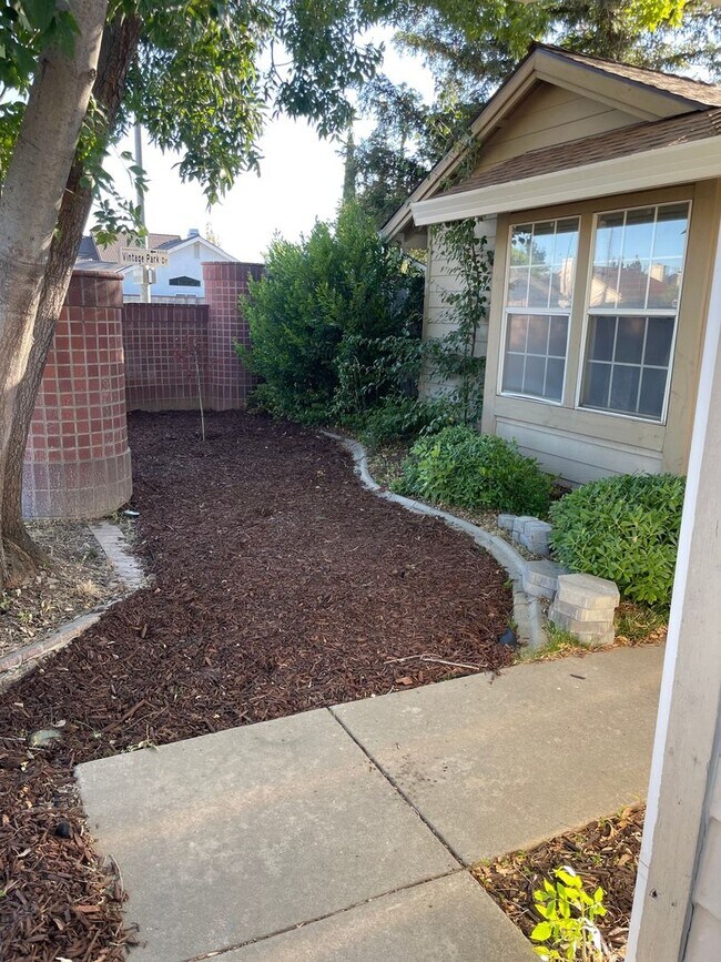 Building Photo - 3 Bedroom Single Family Home in Sacramento