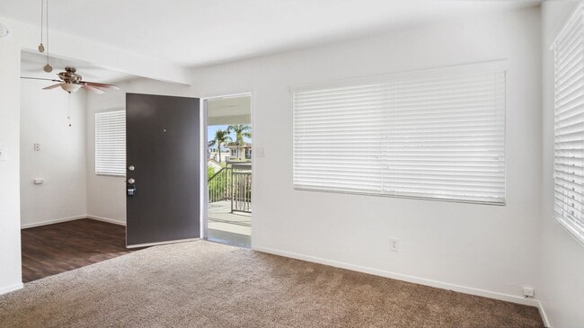 Building Photo - 4447 1/2 Mentone Street