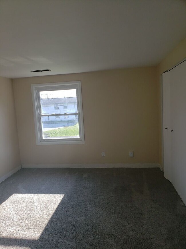 Building Photo - 368 Oak Manor St NE