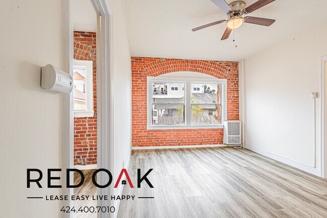 Foto del edificio - Cozy Studio with Exposed Brick Walls, Hard...