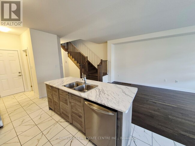 Photo du bâtiment - 8 Amos Ave