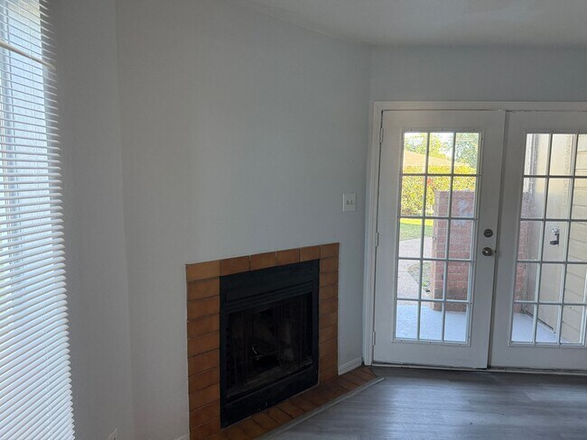 Building Photo - First Floor Condo - 1 bedroom 1 bath