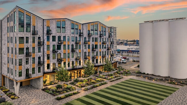 Building Photo - Greenside at Silo Park