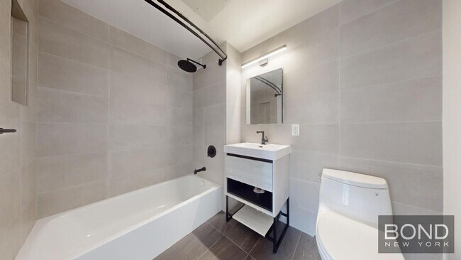 Foto del edificio - 350 W 45th St