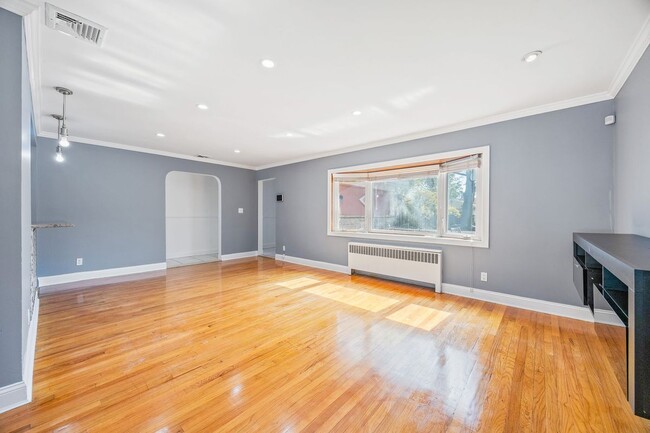Building Photo - 2282 Baylis Ave