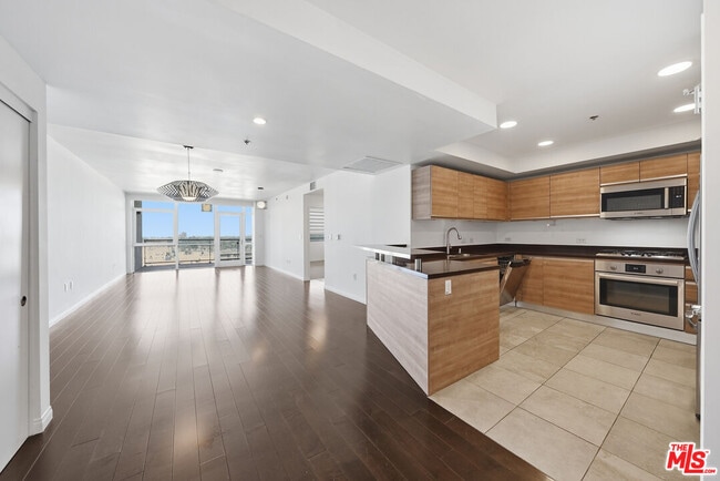 Building Photo - 3785 Wilshire Blvd