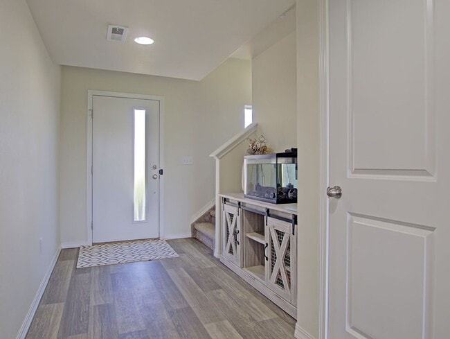 Foto del edificio - Bright & Open 3-Bed | Great Yard + Mountai...
