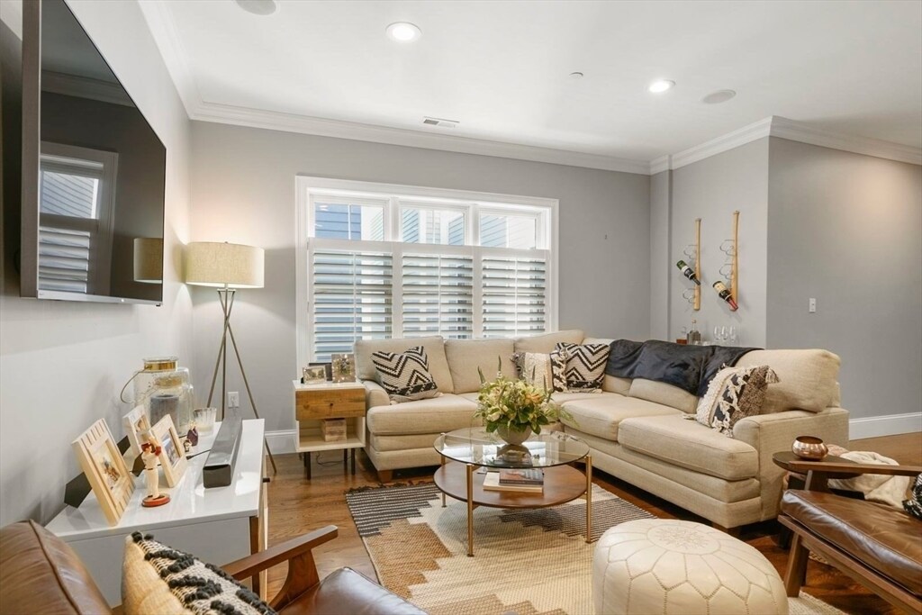 Foto principal - 360 W 2nd St
