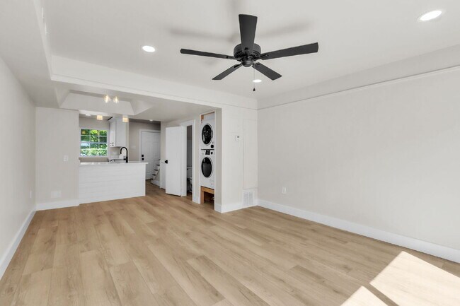 Building Photo - Newly Renovated 2 BR/ 1.5 BA Condo off Eas...