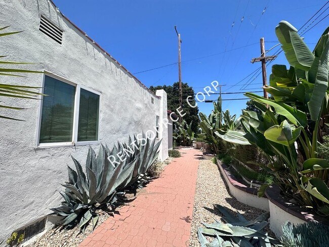 Building Photo - Single Story Updated Home on Corner Lot in...
