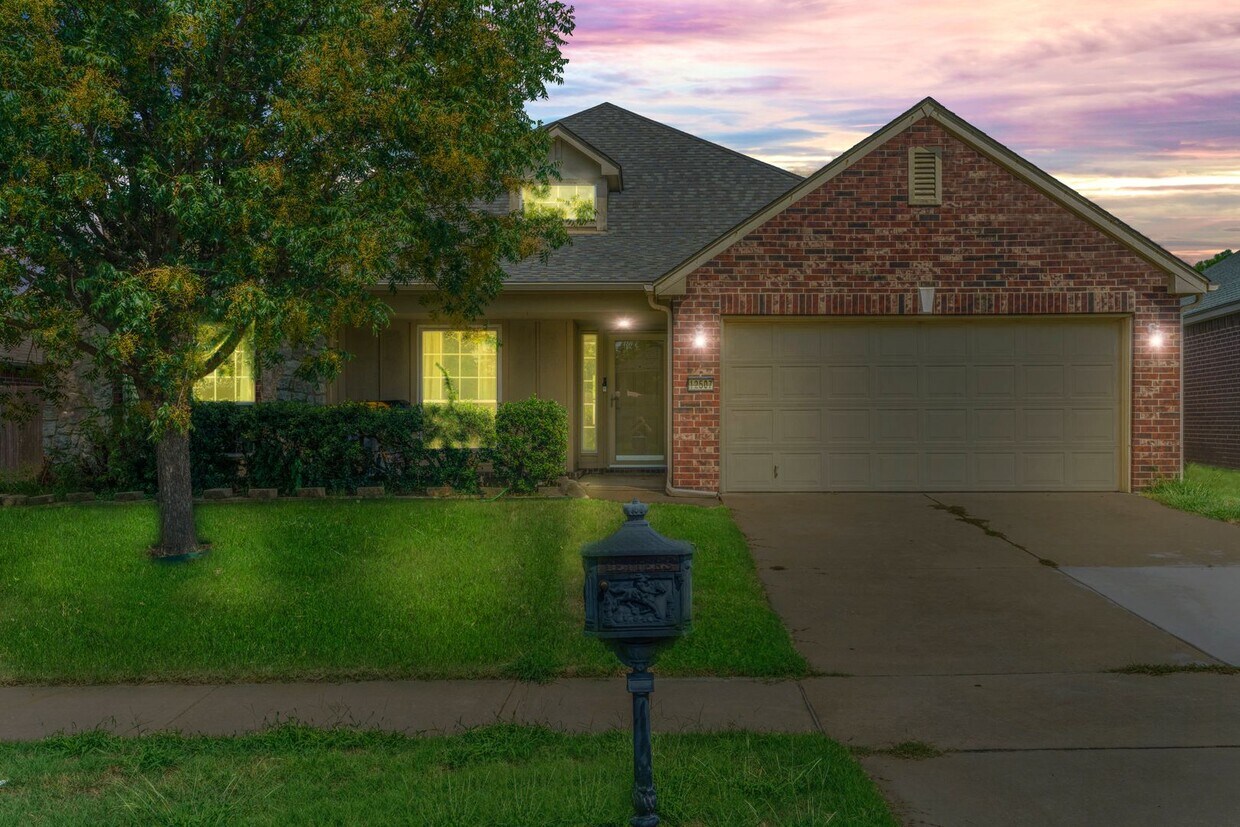 Foto principal - 3 bedroom home In Wakefield Crossing - Bix...