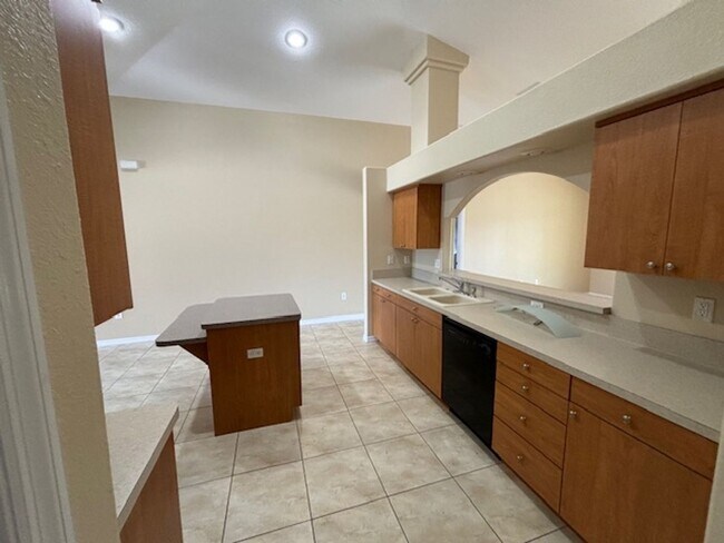Building Photo - 14136 Spring Hill Dr