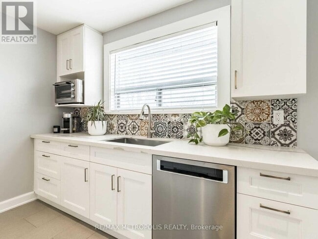 Photo du bâtiment - 60 Reigate Ave