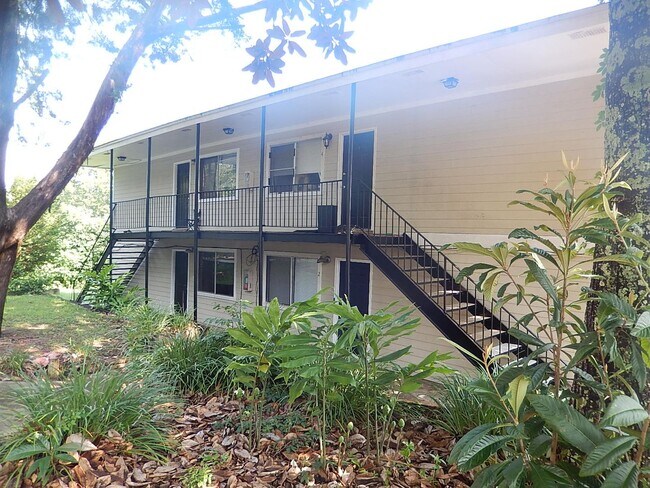 Building Photo - MODERN 2/1 TWN 2nd Story Unit w/ Washer/Dryer! Walk to Downtown! $1050/month Avail NOW!