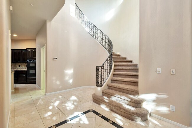 Foto del edificio - Experience luxury living in the prestigious Gainey Village!