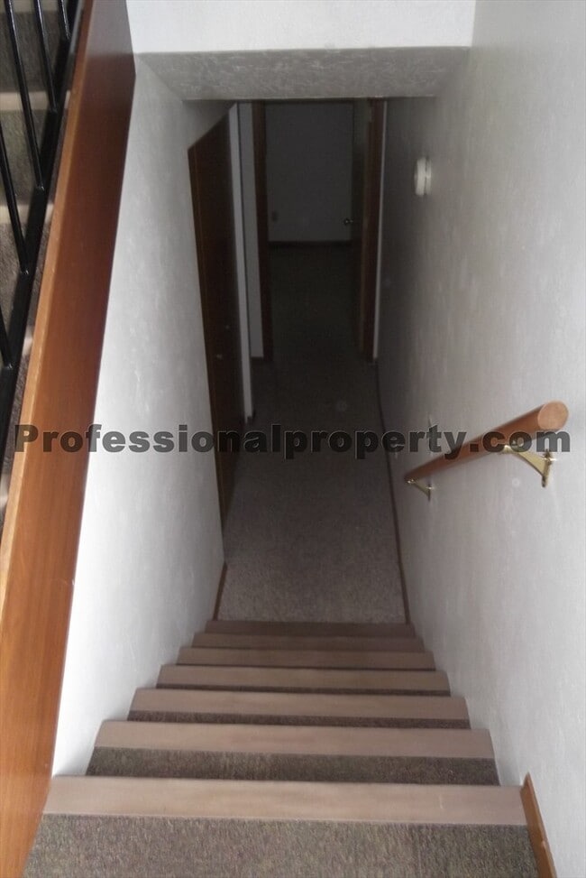Building Photo - 806 Spartan Dr