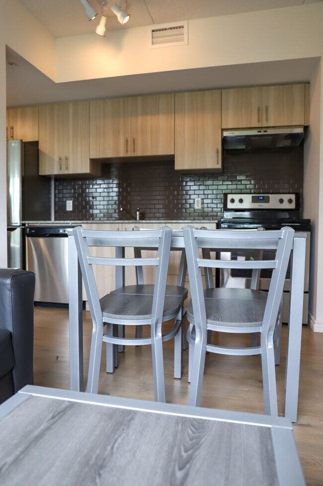 Photo du bâtiment - Student Condo Behind Laz Building!